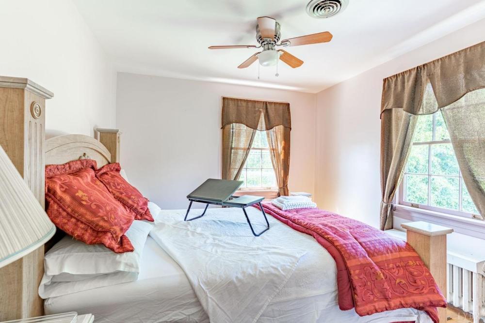 Deluxe Queen Room interior